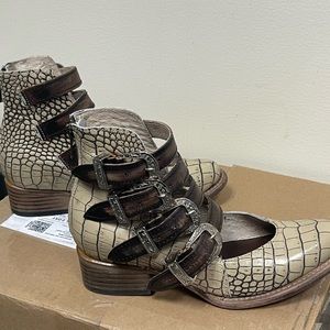 Freebird beige Croco Scarlett